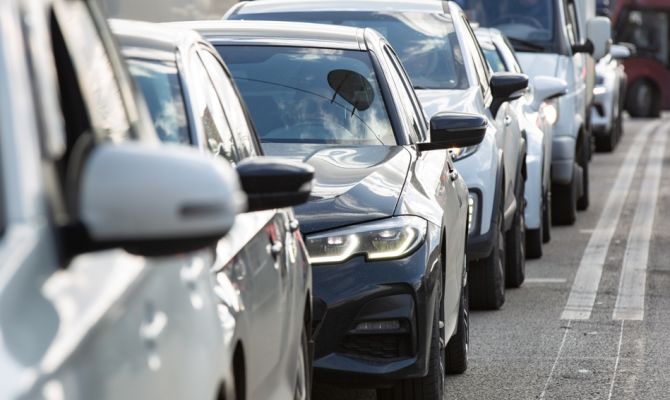 В России снова ограничили продажу Lada Largus