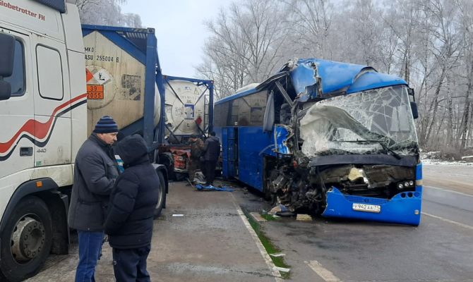 В Узловой пассажирский автобус столкнулся с грузовиком: есть пострадавшие