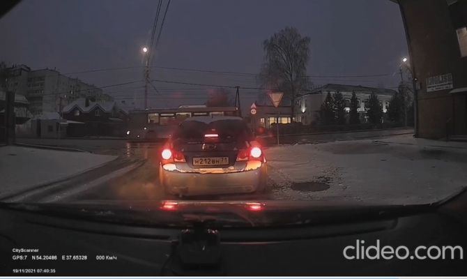 Момент ДТП в Туле с автобусом и легковушкой попал на видео