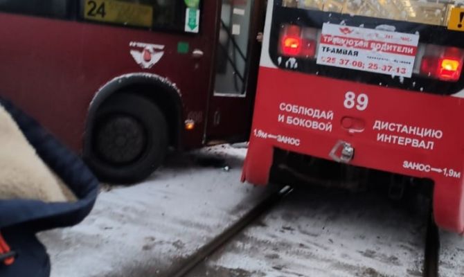 В Туле не поделили дорогу автобус и трамвай