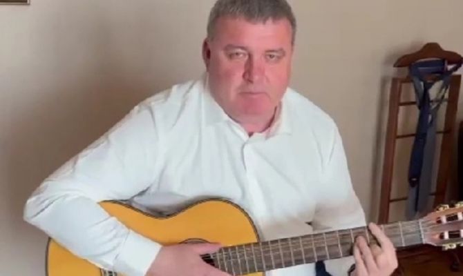 Глава администрации Тулы спел песню в честь Дня ВДВ