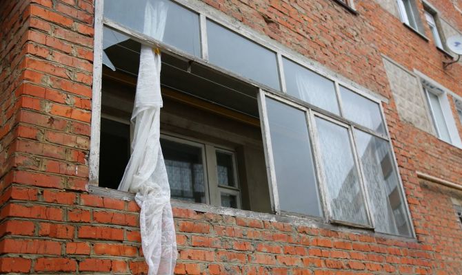 Плеснул горящую жидкость: в Новомосковске при задержании дебошира пострадали двое полицейских