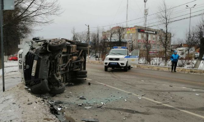 В Алексине в тройное ДТП попала полицейская машина