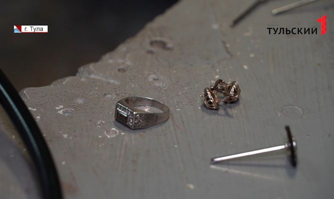 В Тульской области парень украл у матери друга шкатулку с украшениями за 163 тысячи рублей
