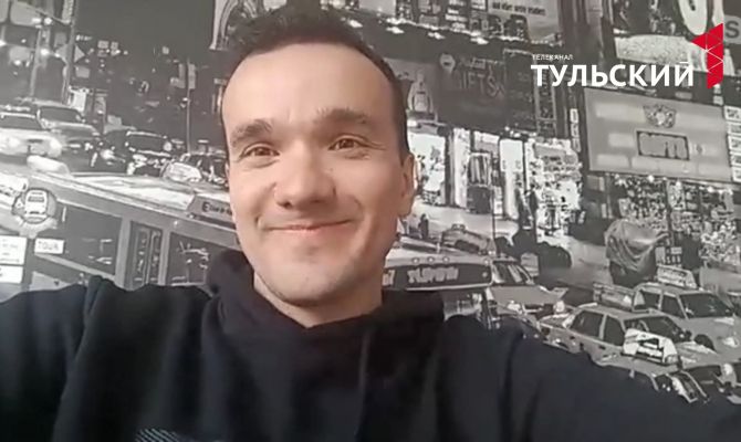 12 часов туда и обратно: туляк рассказал о восхождении на Эльбрус с новогодней елкой