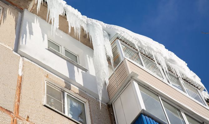 В Туле на улице Дмитрия Ульянова на 15-летнюю девочку упала сосулька