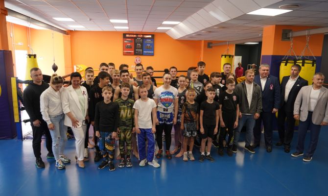 В Туле выступила чемпионка мира по кикбоксингу Юлия Березикова