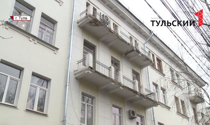 Нарушители поневоле: из-за аварийных балконов туляки не могут пройти по тротуару
