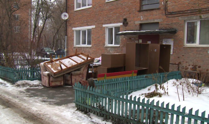 Кресла, гардероб, диван: туляк не донес мусор до урны