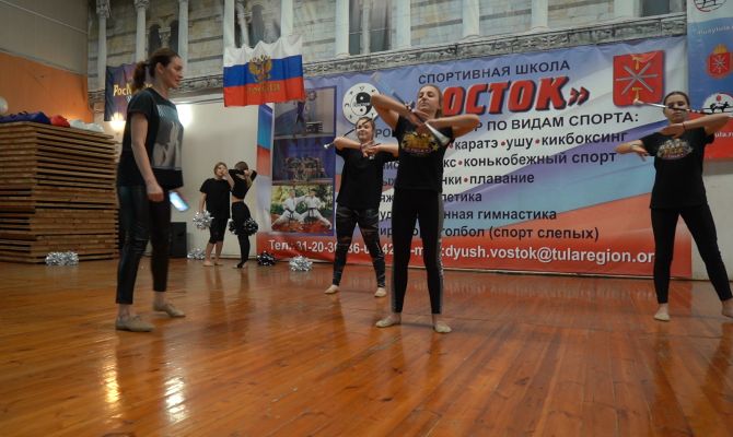 Тулячки взяли в руки дубинки: что нужно знать о батон-твирлинге