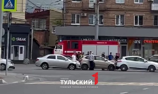 На улице Советской в Туле собрался "паровозик" из 4 машин