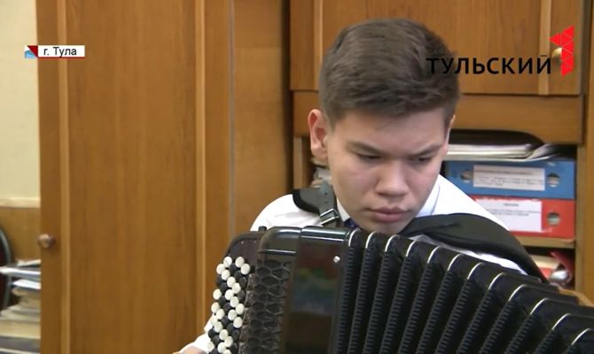 Юный баянист получил подарок от Алексея Дюмина