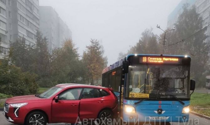 Утром в Туле столкнулись автобус и внедорожник