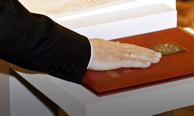 Социологи: около 40% россиян никогда не смотрели в Конституцию РФ