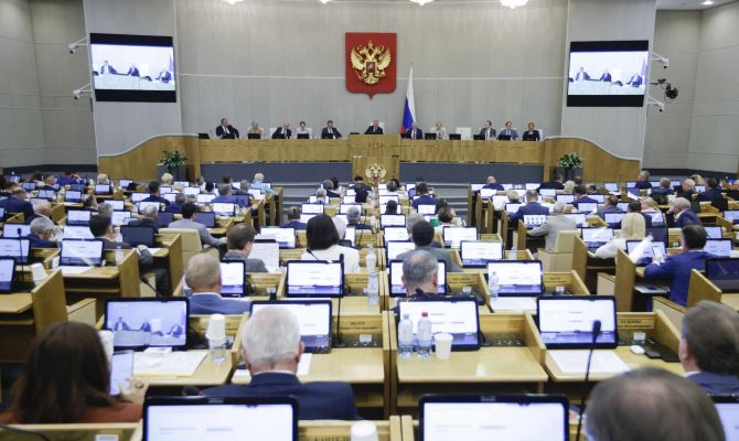 Госдума одобрила арест имущества уехавших россиян за дискредитацию армии