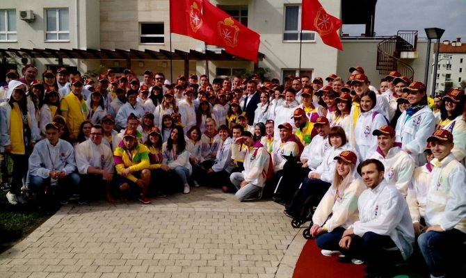 Пострелять изавтомата и выковать монету: Алексей Дюмин посетил тульский стенд в Сочи