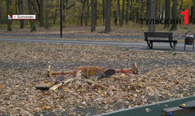 В Болохово думают, как спасти от вандалов детскую площадку в парке