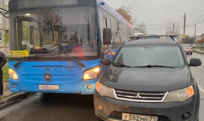 На улице Кутузова в Туле не поделили дорогу автобус и легковушка