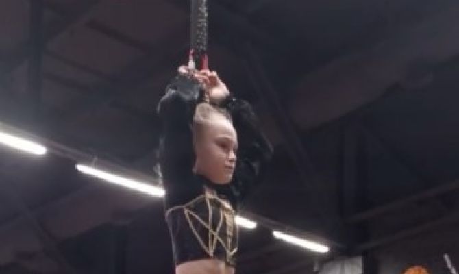 Тульская гимнастка показала, как умеет делать крутку на волосах