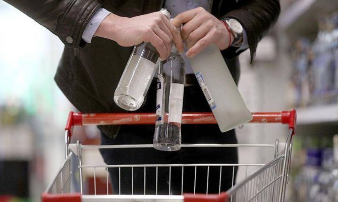 Нелегальный алкоголь хотят уничтожать на месте