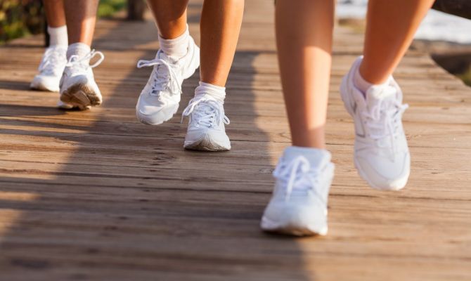 Ученые выяснили, как распознать опасные болезни по шагам 