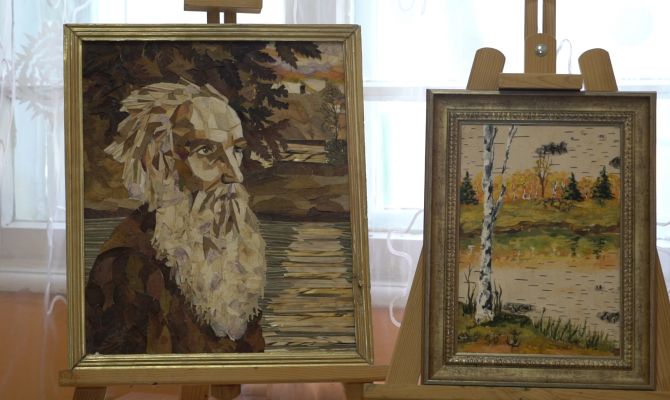 Юная тулячка сделала портрет Толстого из кленовых листьев и лепестков ириса