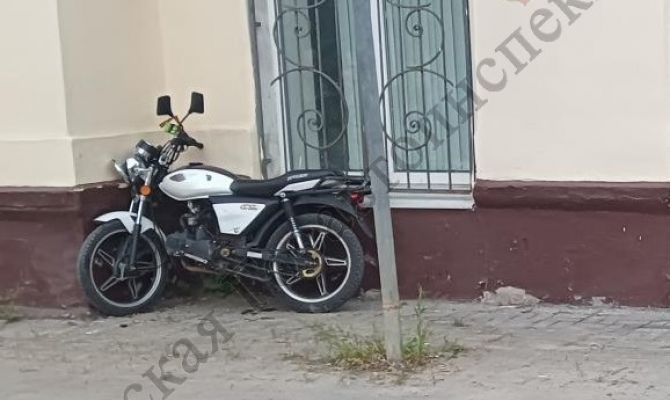 В Белеве 15-летний мотоциклист врезался в здание музея ЖД Вокзала