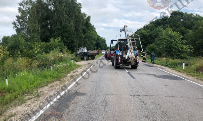 В Белевском районе легковушка столкнулась с двумя тракторами