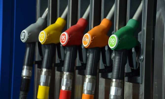 Правительство пообещало, что не допустит рост цен на бензин до 100 рублей