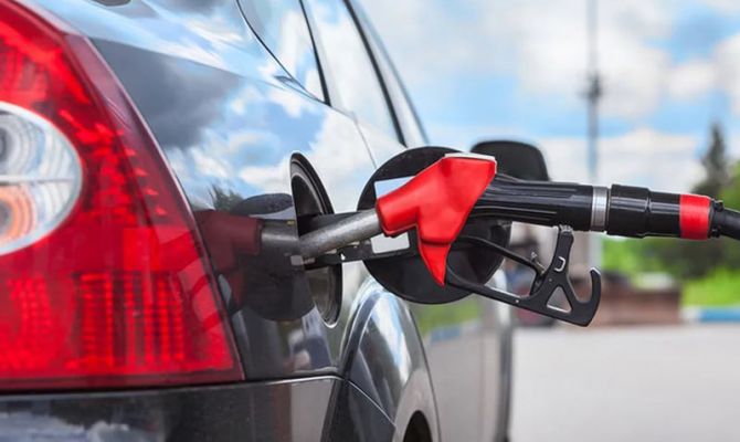 Эксперты назвали регионы России с самым доступным бензином