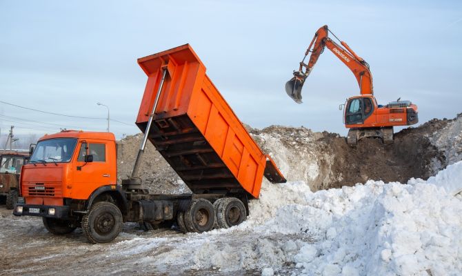 Жители Тулы из-за соседства с опасным снегом собираются жаловаться в администрацию 
