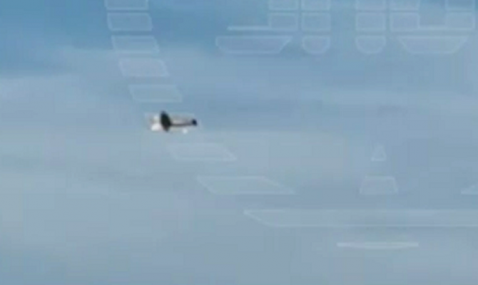 Очевидцы засняли полет беспилотника в Подмосковье