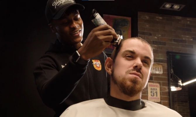 Форвард тульского "Арсенала" Окоронкво побрил болельщика налысо за проигранный спор