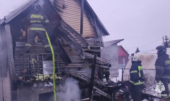 В тульском поселке Михалково загорелся частный дом