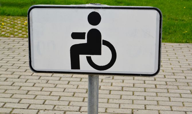 Люди с инвалидностью смогут бесплатно парковаться в любом регионе
