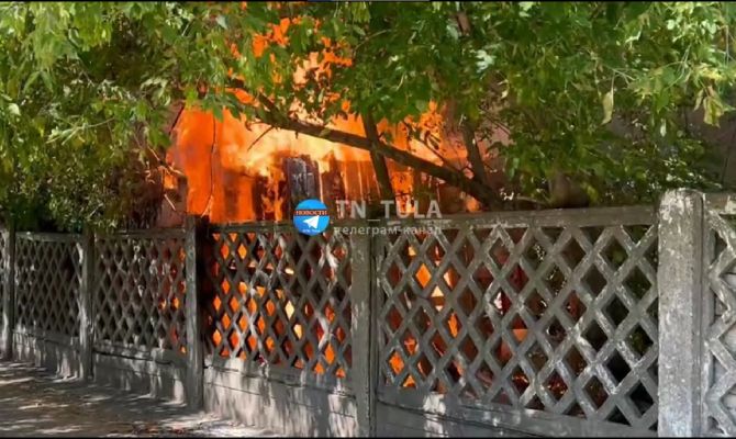 У рынка "Салют" в Туле загорелся сарай