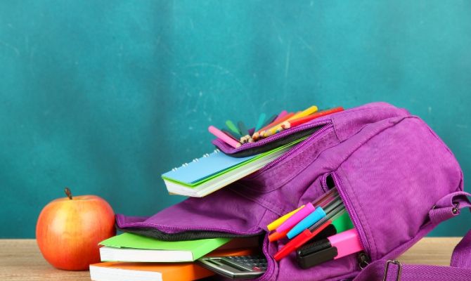 В 2 619 рублей обойдется родителям базовый набор школьника 