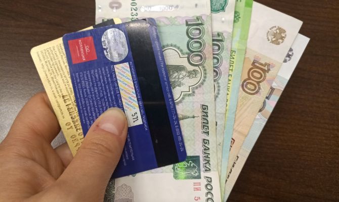 Россиян могут заставить платить за обслуживание и выпуск банковских карт