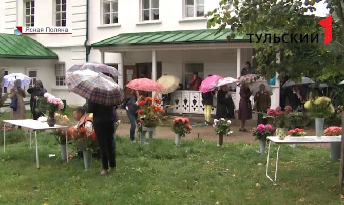 Выставка цветов и творческие встречи: как в «Ясной Поляне» отметили день рождения Льва Толстого