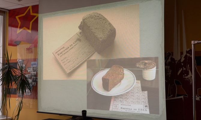 Опилки и пыль со стен: в Туле испекли хлеб по рецепту из блокадного Ленинграда