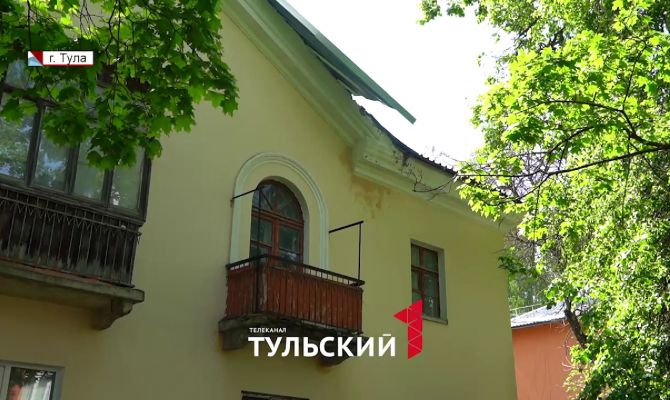 В Туле над прохожими навис 100-килограммовый лист металла