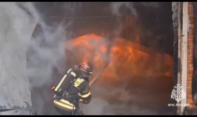 Под Новомосковском пожарные почти 2 часа боролись с огнем на складе
