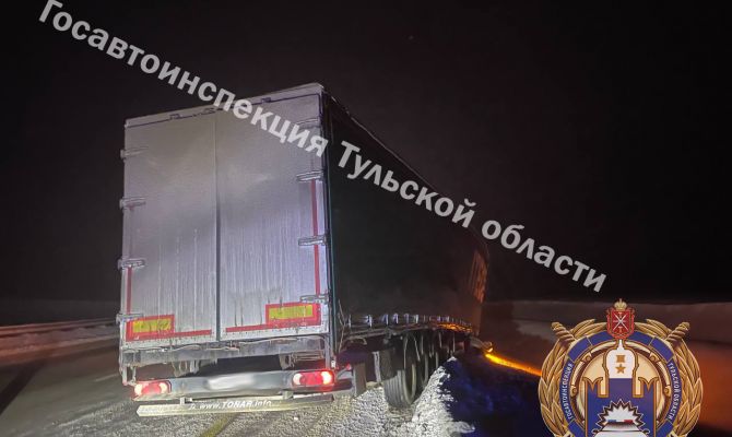 Под Богородицком "Камаз" вылетел с дороги в кювет