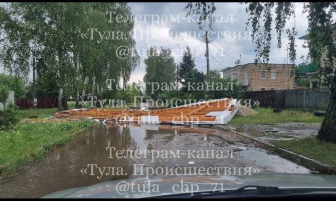 В Тульской области ураган сорвал крыши домов и повалил деревья