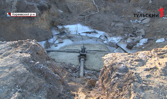 Котлованы, грязь и перебои с водой: как долго будут менять трубопровод в Болохово