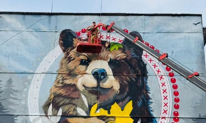 На фасаде пятиэтажки в Веневе «поселился» рябиновый мишка