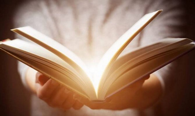 Тульские студенты в парке читают сказки детям