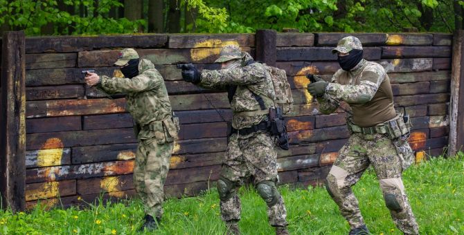 Штурм здания и бой на открытой местности: тульские росгвардейцы провели тактические учения