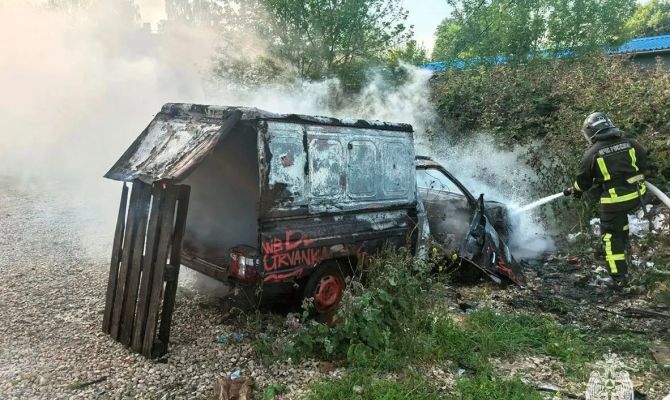 В Новомосковске сгорел фургон