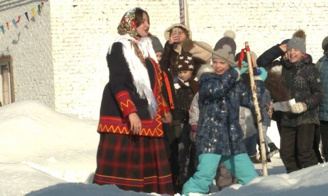 Тульские школьники испекли блины и побросались метлами